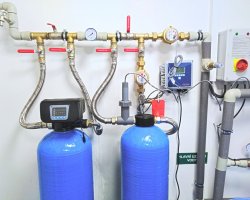 Úpravna vody AquaPyr (vlevo) a AquaBed