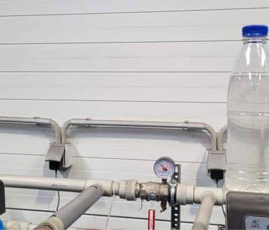 Vlevo jsou zachycené nečistoty z dešťové vody odebrané během proplachu filtru. Uprostřed je vstupní voda (lehce zakalená) a vpravo křišťálově čistá výstupní voda