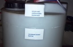 Nádoba dávkování dezinfekce