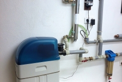 Změkčovač vody AquaSoftener pro rodinný dům + filtr hrubých nečistost a UV lampa pro odstranění bakteríí