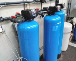Změkčovače vody AquaSoftener ve sklárenském provozu