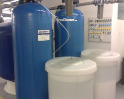 Změkčovače vody AquaSoftener v technickém zázemí plaveckého areálu