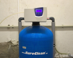 Změkčovač vody AquaSoftener v suterénu obytného domu na sídlišti v Roudnici nad Labem