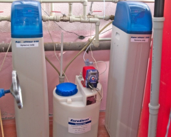 Změkčovač vody Aquasoftener - zapojení DUPLEX pro nepřetržitý provoz. Uprostřed dávkovací zařízení AquaDos