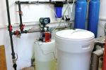 Úpravny vody AquaSoftener pro změkčení vody společně s dávkovacím zařízení AquaDos pro likvidaci bakterií