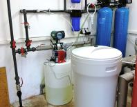 Úpravny vody AquaSoftener pro změkčení vody společně s dávkovacím zařízení AquaDos pro likvidaci bakterií