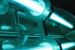 Stírací mechanismus uvnitř UV reaktoru